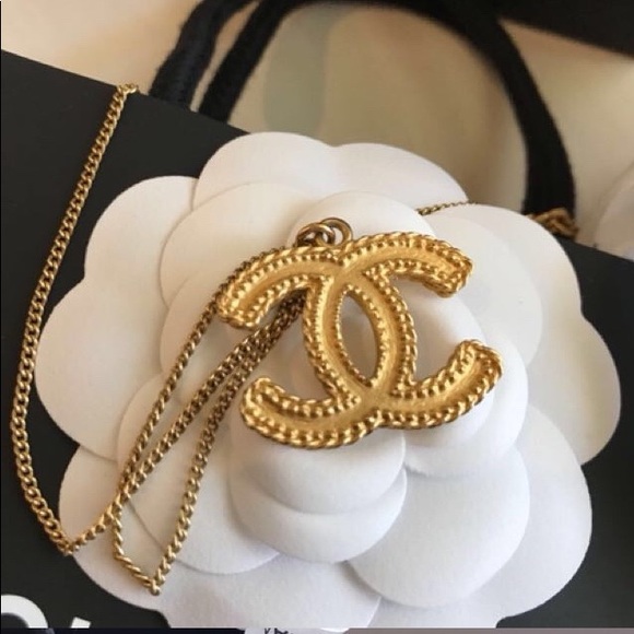 ❣️SOLD❣️Chanel Matte Gold CC necklace - Picture 2 of 8